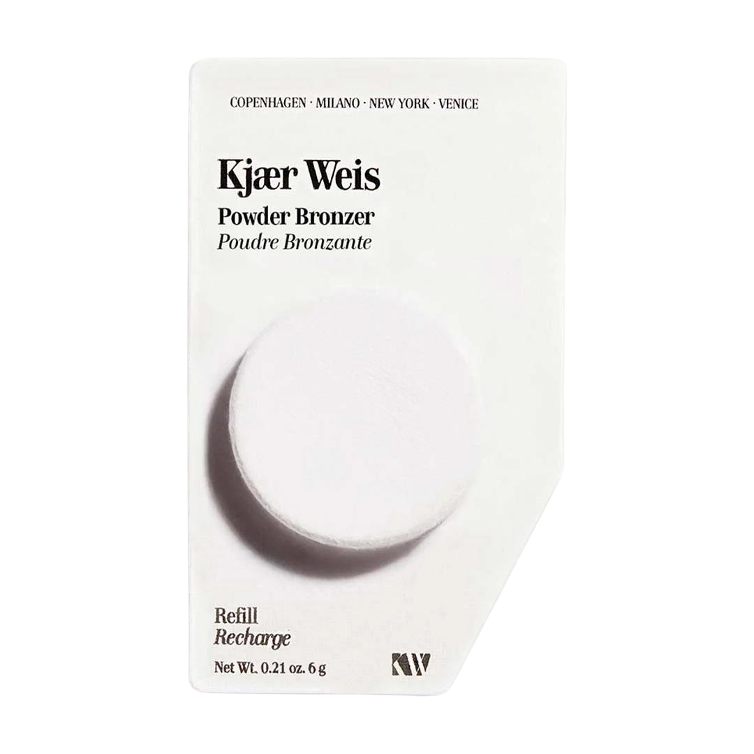 Kjaer Weis Powder Bronzer Nachfüllung – weißes Refill 6 g, runder Puder, weißer Hintergrund – Make-up