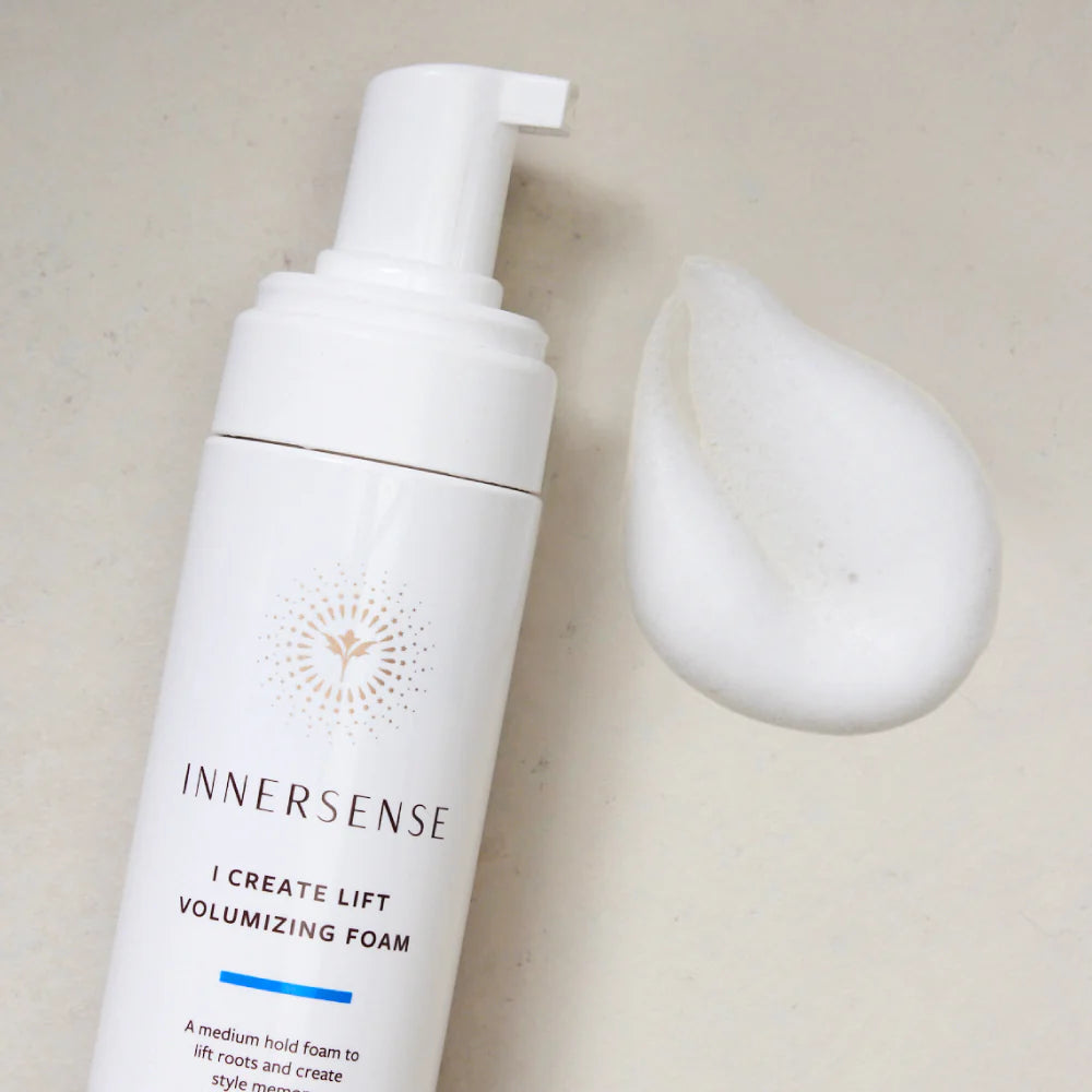 INNERSSENSE I Create Lift Volumizing Foam – weißes Pumpfläschchen, cremefarbener Hintergrund – Haarpflege
