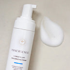 INNERSNSE I Create Lift Volumizing Foam – weißes Pumpfläschchen, cremefarbener Hintergrund – Haarpflege