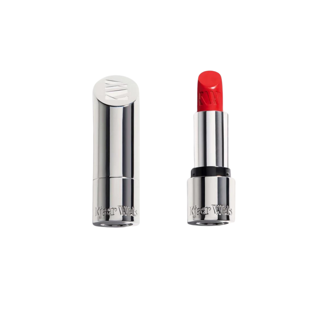 Kjaer Weis Red Edit Lipstick – silberner Stift mit rotem Lippenstift, weißem Hintergrund – Make-up
