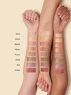 Liquid Powder Chromatic Eye Tint Farbfelder auf Armen vor beigem Hintergrund, Lidschatten