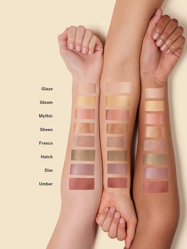 Liquid Powder Chromatic Eye Tint Farbfelder auf Armen vor beigem Hintergrund, Lidschatten