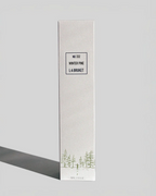 L:A Bruket No. 332 Winter Pine – weißer Karton 200ml, grüne Tannenbaum-Illustration, grauer Hintergrund – Körperpflege