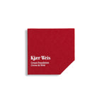 Kjaer Weis Cream Foundation – rote quadratische Verpackung, weißer Hintergrund – Make-up