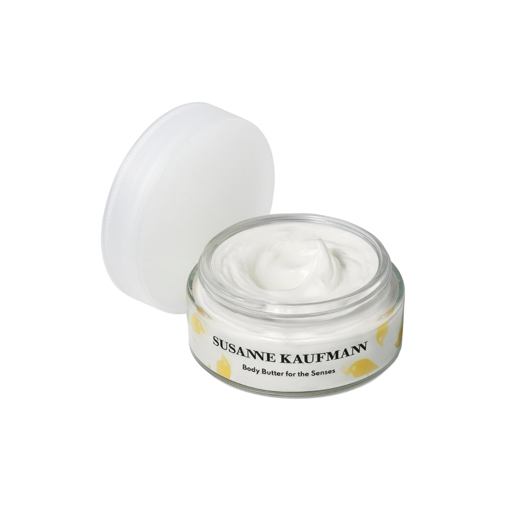 Susanne Kaufmann Body Butter for the Senses im Glastiegel mit weißem Deckel auf weißem Grund, Hautpflege