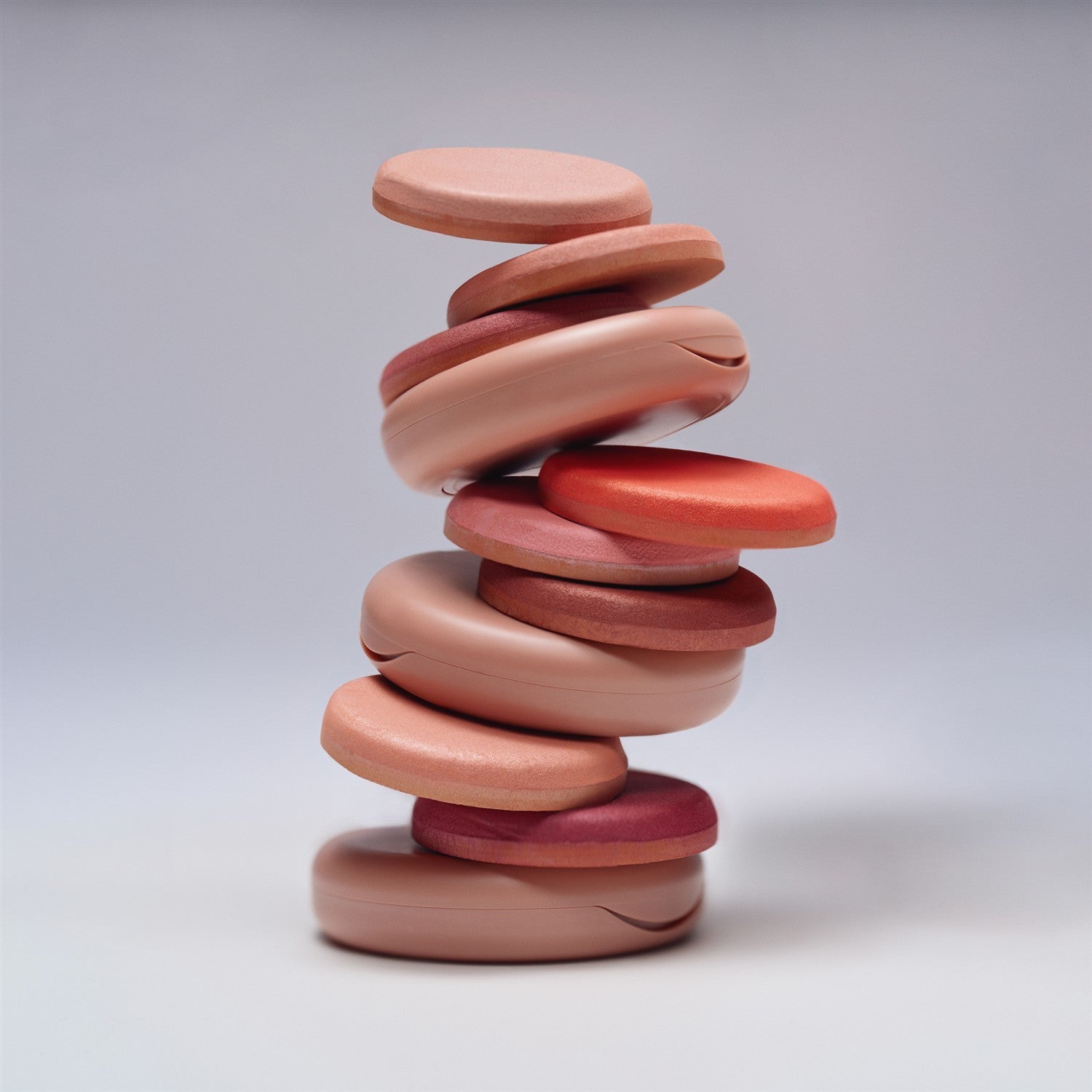 Soft Focus Blurring Blush – runde Puderdosen in Rosatönen, grauer Hintergrund – Gesichts Make-up