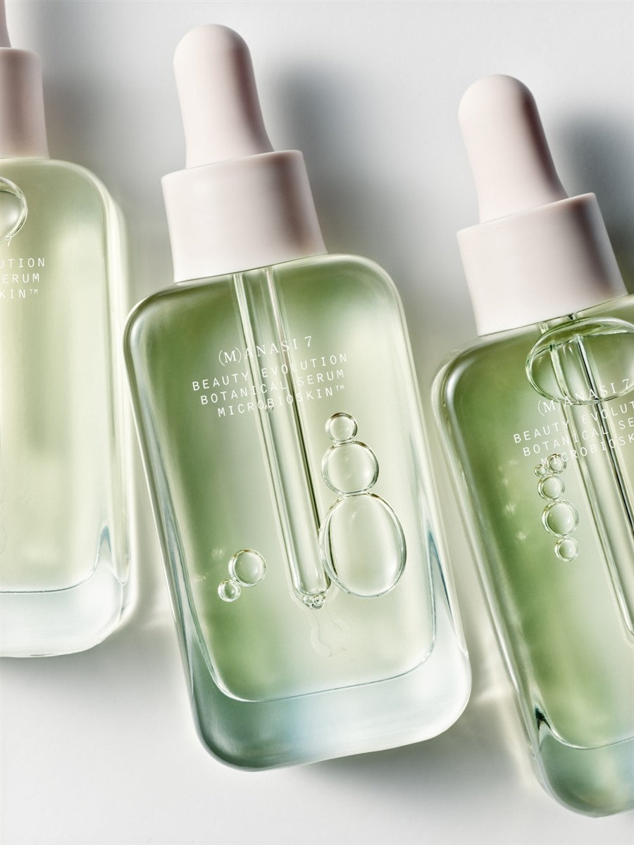 Manasi 7 Botanical Serum – grüne Glasflasche mit Pipettenverschluss, weißer Hintergrund – Hautpflege