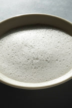 Smoothiebody Bath Vanilla Bergamot – cremiger Schaum in weißer Schale, grauer Hintergrund – Körperpflege