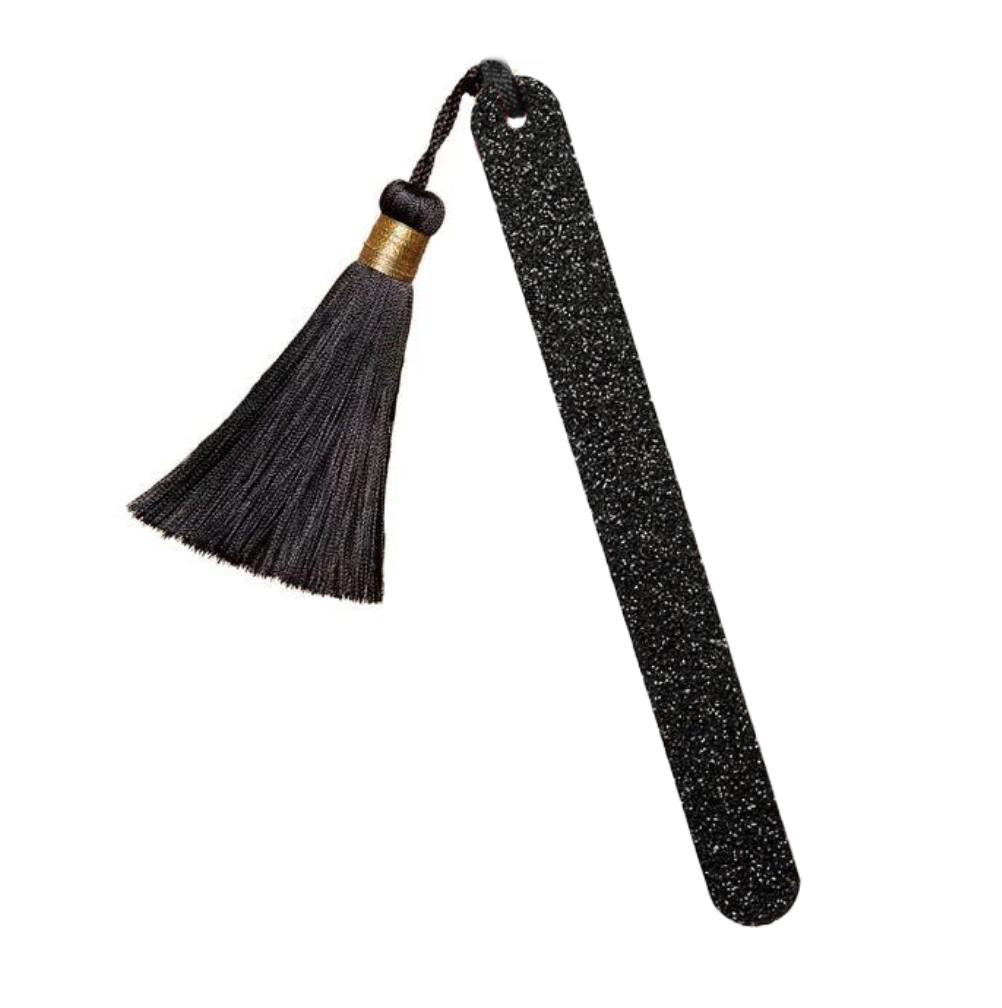 Nagelfeile mit Pom-Pom Schwarz/Schwarz – schwarze Feile mit schwarzem Quastenanhänger, weißer Hintergrund – Nagelpflege