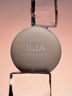 ILIA Sun Serum Mineral Sunscreen SPF 50 – cremefarbener Tiegel 45ml, rosafarbener Hintergrund – Sonnenschutz