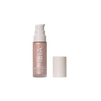 ILIA Liquid Light Serum Highlighter rosegolden mit weißer Pumpe auf weißem Grund, Hautpflege.