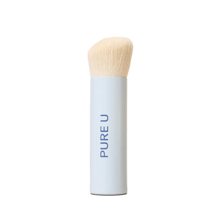 Ein Make-up-Pinsel der Marke PURE U mit weißem Griff und weichen, hellen Borsten.