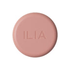 Rosafarbener runder Tiegel von ILIA Soft Focus Blurring Blush auf weißem Hintergrund, Make-up