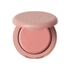 ILIA Soft Focus Blurring Blush in rosa rundem Tiegel auf weißem Hintergrund, Make-up