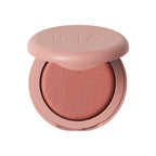 ILIA Soft Focus Blurring Blush in einem rosafarbenen Tiegel auf weißem Hintergrund, Make-up