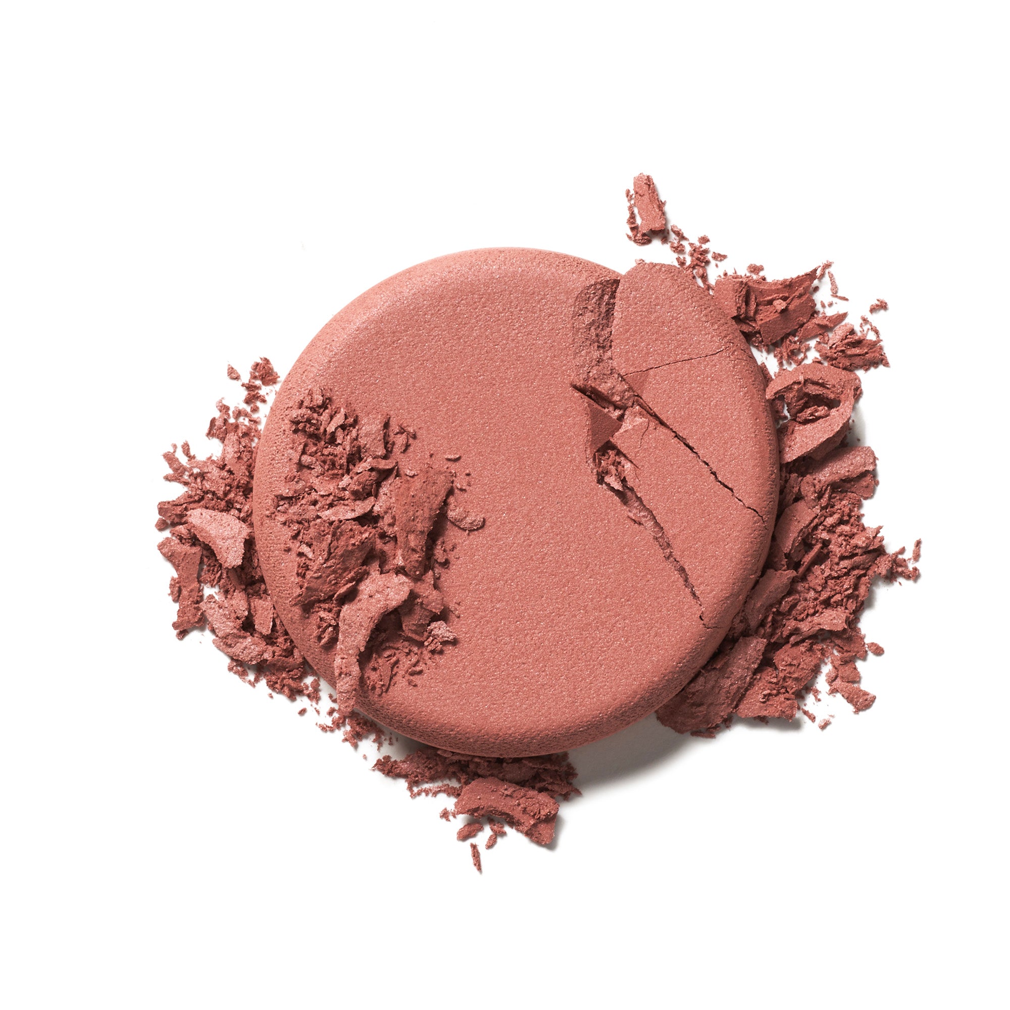 Zerstörter Soft Focus Blurring Blush in Altrosa auf weißem Hintergrund, Make-up