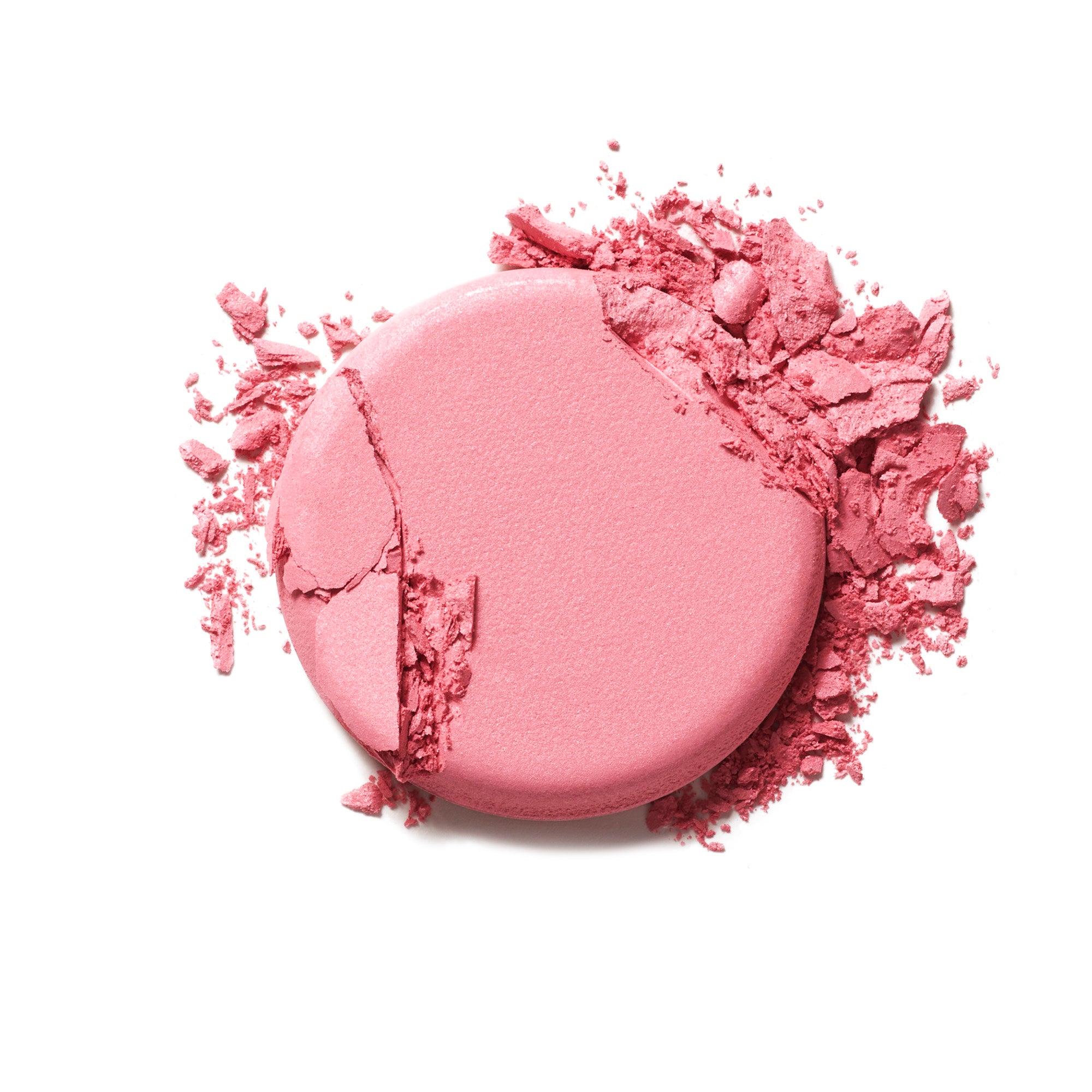 Soft Focus Blurring Blush in Rosa als gepresstes Puder auf weißem Hintergrund, Make-up