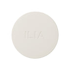 ILIA Soft Focus Finishing Powder in einem cremeweißen Tiegel auf weißem Hintergrund, Make-up Puder