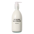 Susanne Kaufmann Hand Lotion Flasche mit weißem Pumpspender vor weißem Hintergrund, Hautpflege