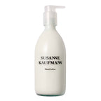 Susanne Kaufmann Hand Lotion Flasche mit weißem Pumpspender vor weißem Hintergrund, Hautpflege