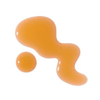 Ein Tropfen des goldgelben Hayflower Bath Oil auf weißem Hintergrund für die Körperpflege.