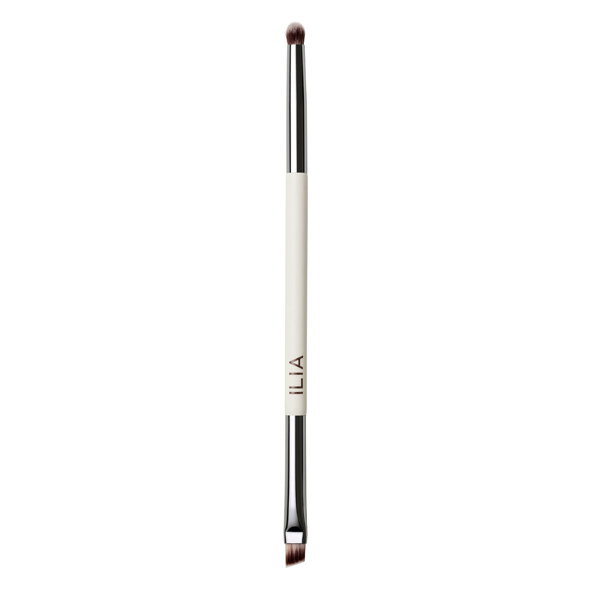 ILIA Angled Line + Smudge Brush mit weißem Stiel und silbernen Zierringen auf weißem Hintergrund, Make-up Pinsel.