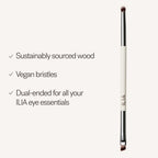 ILIA Angled Line + Smudge Brush mit weißem Holzgriff auf hellem Hintergrund, veganes Augen-Make-up Tool.