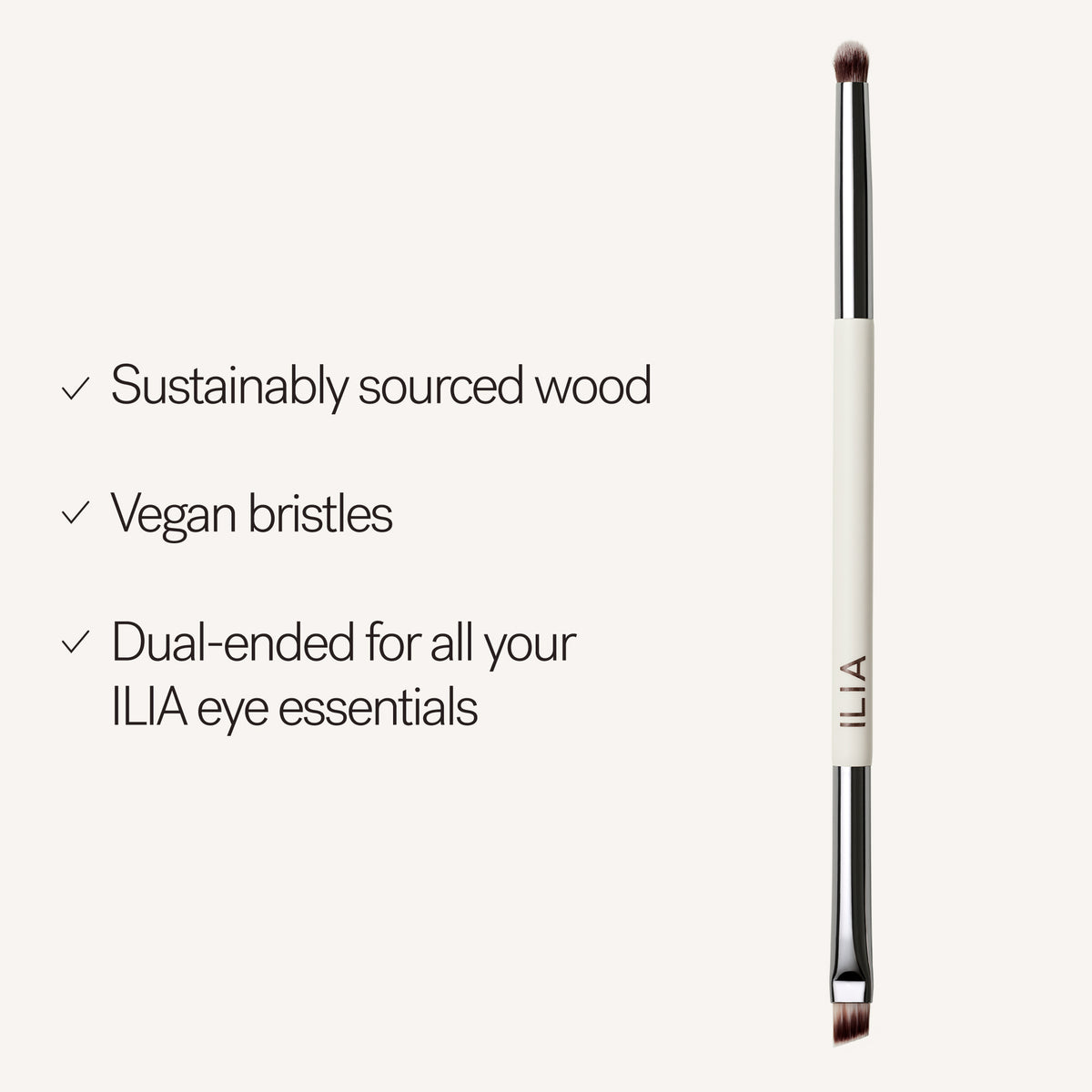 ILIA Angled Line + Smudge Brush mit weißem Holzgriff auf hellem Hintergrund, veganes Augen-Make-up Tool.