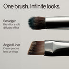 Angled Line + Smudge Brush mit zwei verschiedenen Pinseln vor hellem Hintergrund für präzises Augen-Make-up.