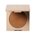 ILIA Daylite Highlighting Powder Showdown in beigem Kompaktgehäuse auf weißem Hintergrund, Highlighter