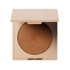 ILIA Daylite Highlighting Powder Showdown in beigem Kompaktgehäuse auf weißem Hintergrund, Highlighter