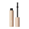ILIA Fullest Volumizing Mascara in beiger Tube mit schwarzem Bürstchen auf weißem Hintergrund, Wimperntusche