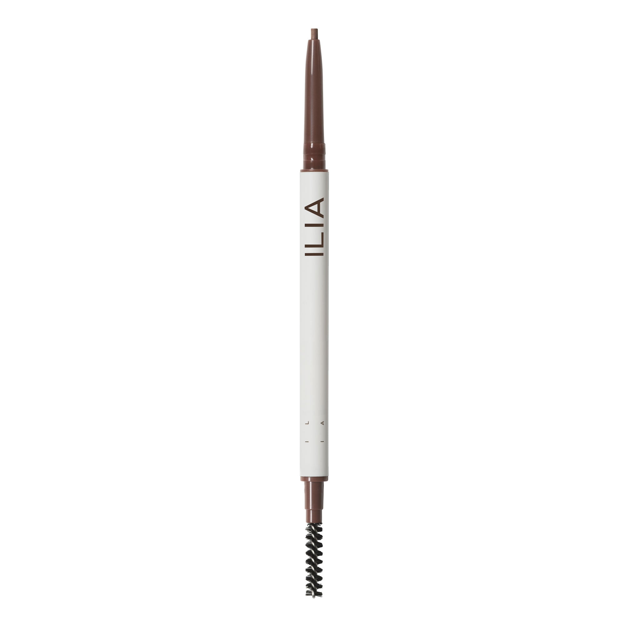 In Full Mikro-tip Augenbrauenstift von ILIA, weißer Stift mit brauner Spitze auf weißem Hintergrund, Augenbrauen-Make-up