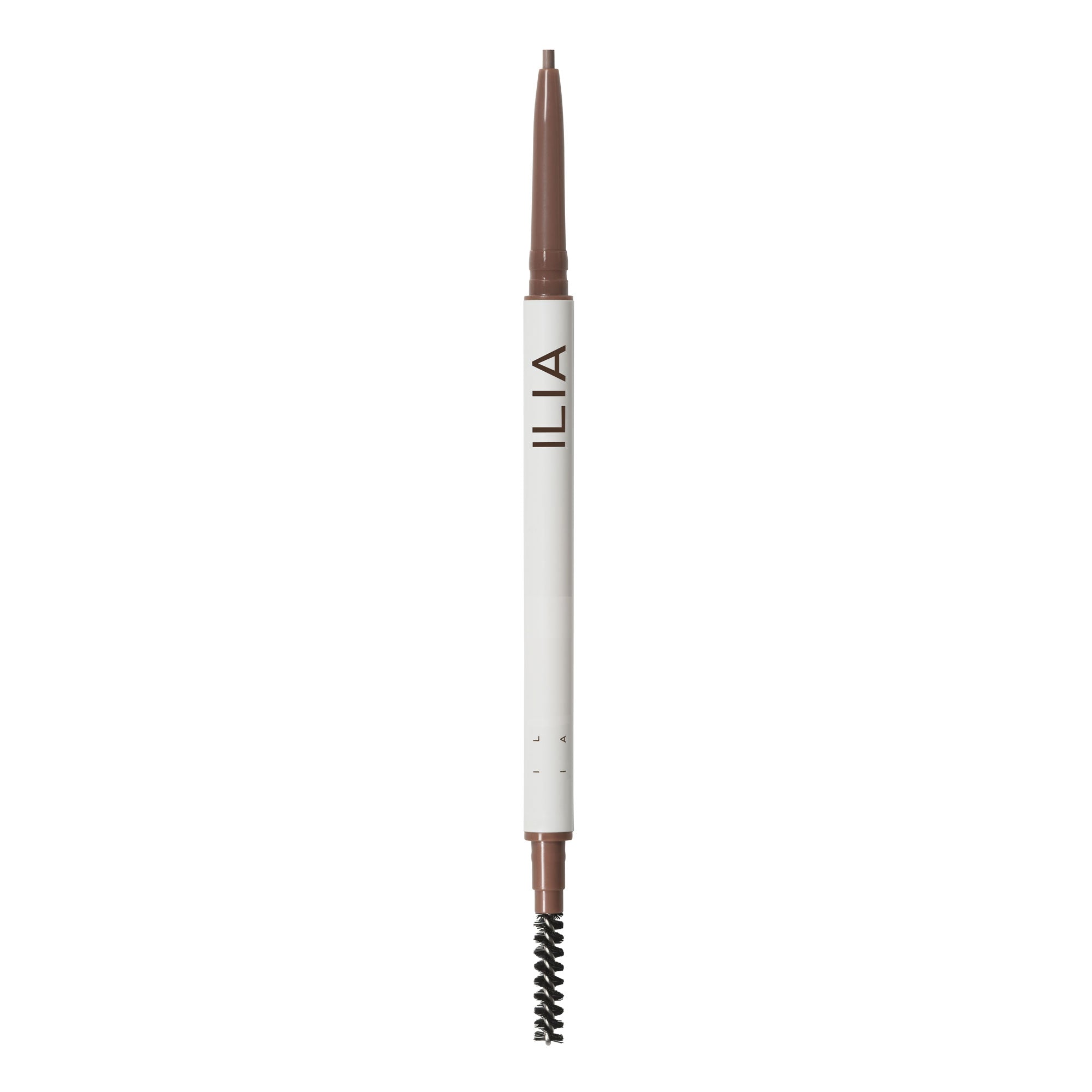 In Full Mikro-tip Augenbrauenstift von ILIA in weißem Stiftgehäuse auf weißem Hintergrund, Augenbrauen-Make-up