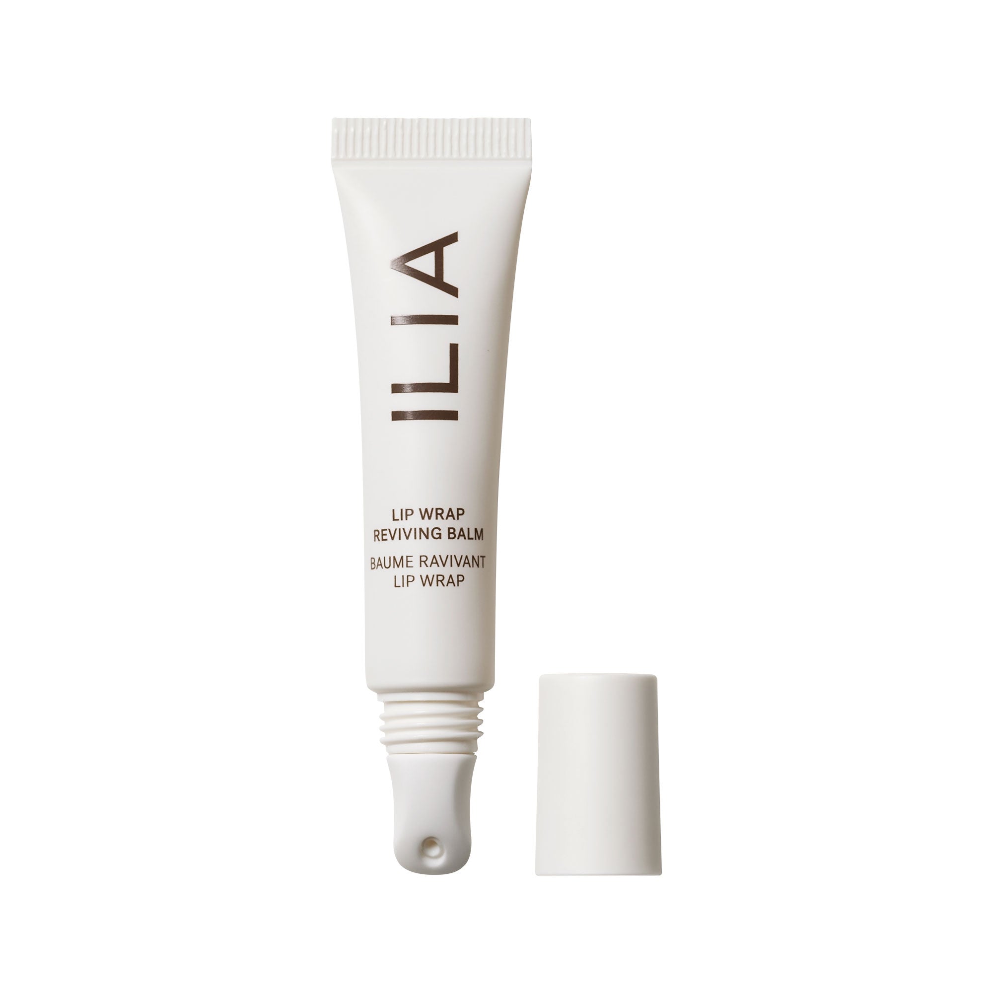 Weiße Tube von ILIA Lip Wrap Reviving Balm mit weißem Verschluss auf weißem Hintergrund, Lippenpflege.