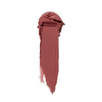 Ein cremiger Farbaustrich des Multi-Sticks in einem matten Altrosa auf weißem Hintergrund für das Make-up.