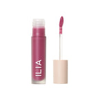 ILIA Overglaze Hydrating Lip Gloss mit weißem Verschluss auf weißem Grund, Lippenpflege