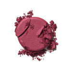 Soft Focus Blurring Blush in Beerenrot, zerbrochenes Puder-Compact auf weißem Hintergrund, Make-up