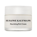Susanne Kaufmann Nourishing Rich Cream im weißen Tiegel mit weißem Deckel vor weißem Hintergrund, Hautpflege