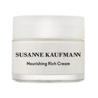 Susanne Kaufmann Nourishing Rich Cream im weißen Tiegel mit weißem Deckel vor weißem Hintergrund, Hautpflege