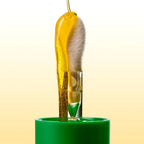 Nectar Lips Lippenöl #0 Amber: Nahaufnahme eines Applikators mit goldgelbem Öl vor hellem Hintergrund.