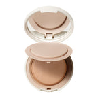 Soft Focus Finishing Powder im weißen runden Tiegel mit Puderquaste auf weißem Hintergrund, Make-up Puder