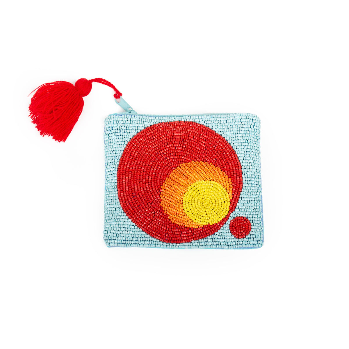 Clutch Pequeño Degradado, eine kleine hellblaue Perlenclutch mit einem rot-gelben Kreisdesign und einer roten Quaste.