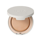 ILIA Soft Focus Finishing Powder in weißem Tiegel auf weißem Hintergrund, mattierendes Gesichtspuder