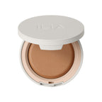 ILIA Soft Focus Finishing Powder auf weißem Hintergrund, Make-up Puder
