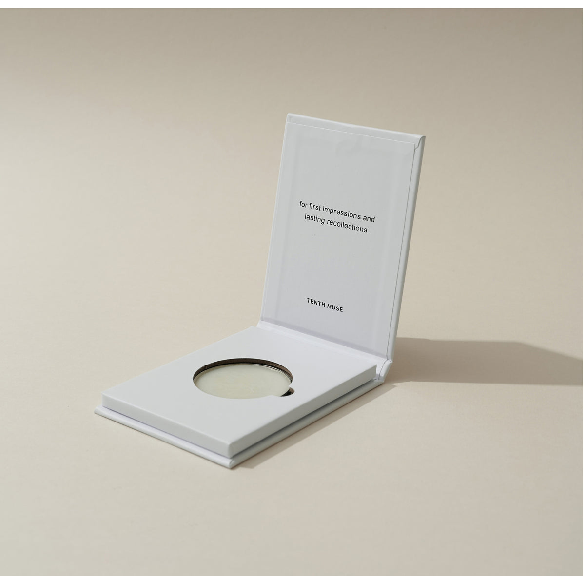0.2 Italian Summer Solid Perfume in einer geöffneten weißen Verpackung auf beigem Hintergrund.
