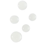 Durchsichtige Tropfen des Ectoin Repair Serum auf weißem Hintergrund, Hautpflege.