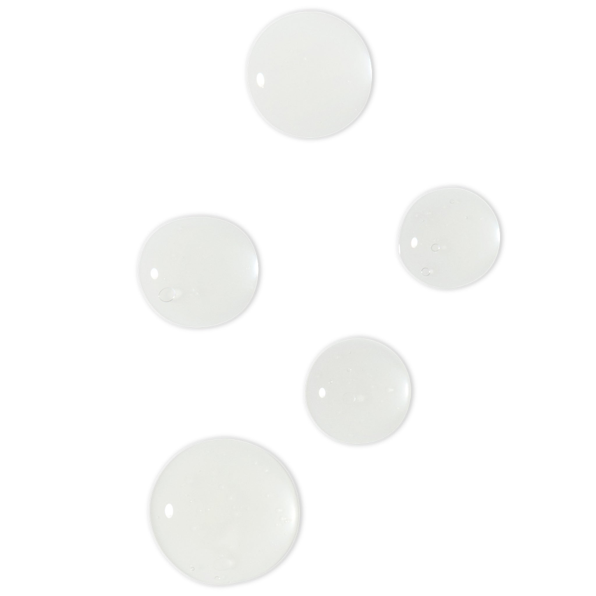 Durchsichtige Tropfen des Ectoin Repair Serum auf weißem Hintergrund, Hautpflege.