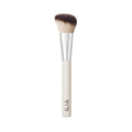 ILIA Sculpting Brush mit weißem Stiel und silberner Zwinge auf weißem Hintergrund, Make-up-Pinsel