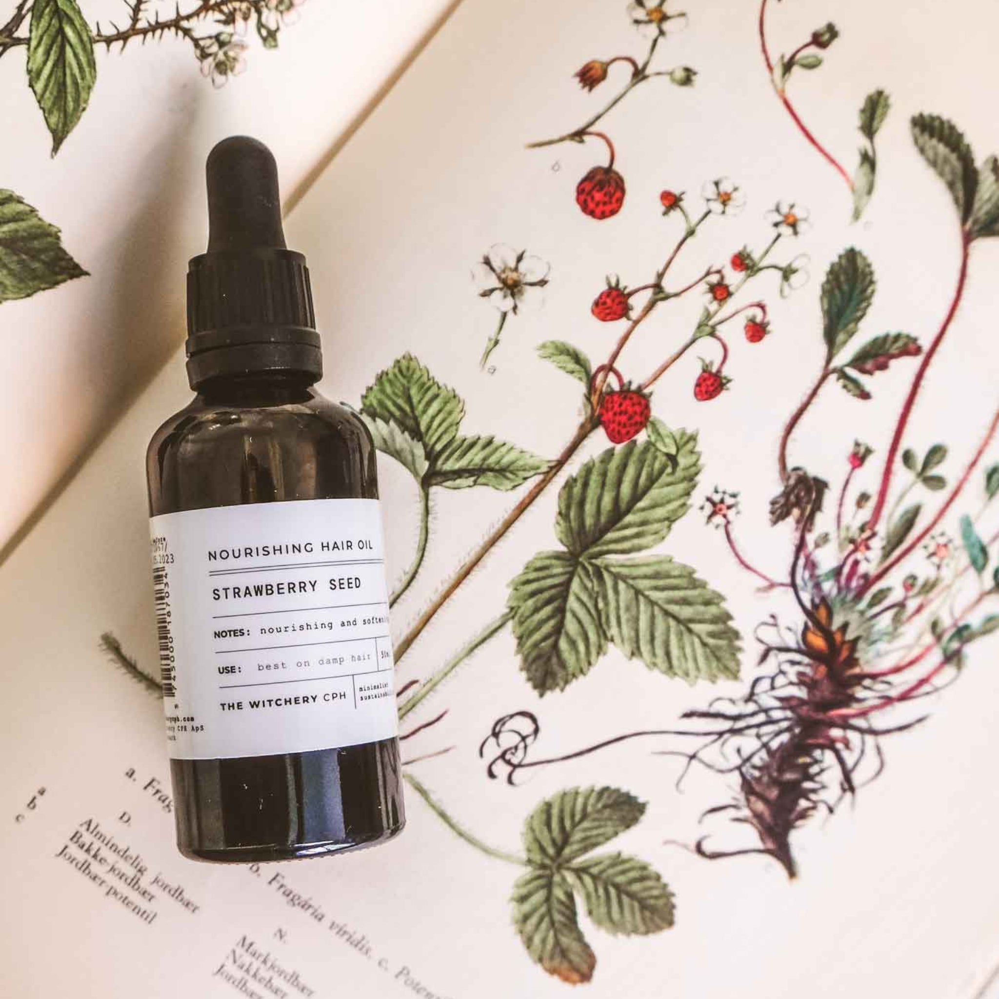 The Witchery CPH Strawberry Seed Hair Oil in einer dunklen Glasflasche mit Pipette für die Haarpflege.